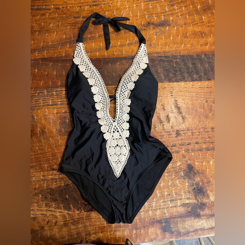 ☀️ NWT Kona Sol Beautiful Black w/ embroidered beige design M